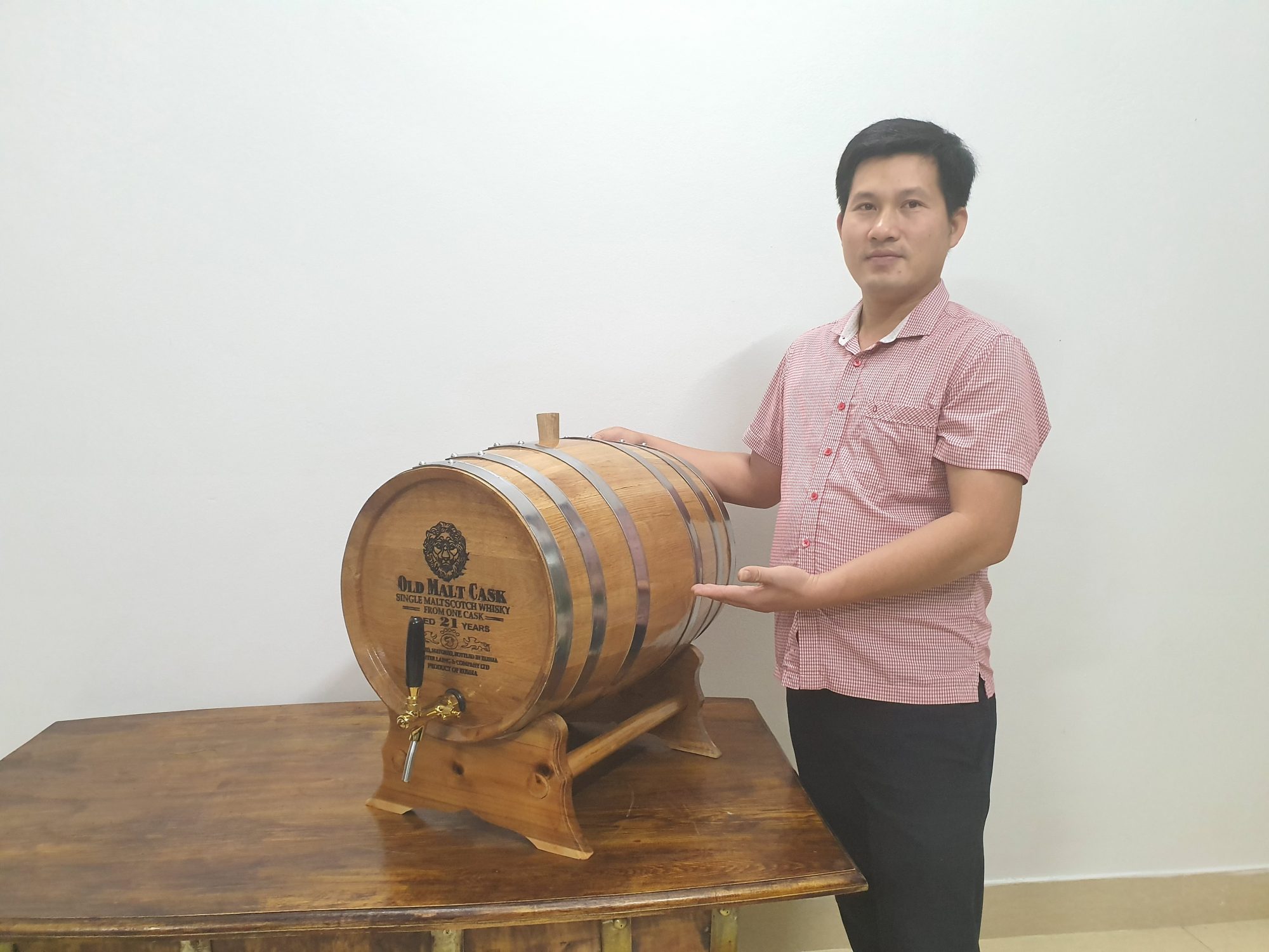 Cách kiểm tra thùng ngâm rượu bằng gỗ sồi khi mua