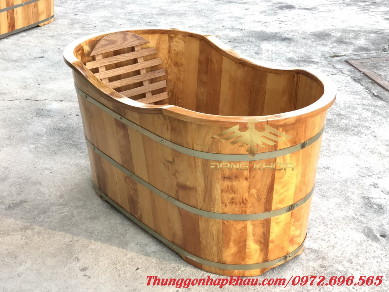 Thiết kế sang trọng của bồn tắm gỗ oval