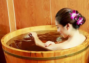 Tắm trong bồn tắm gỗ giúp thư giãn và giải tỏa những căng thẳng và áp lực