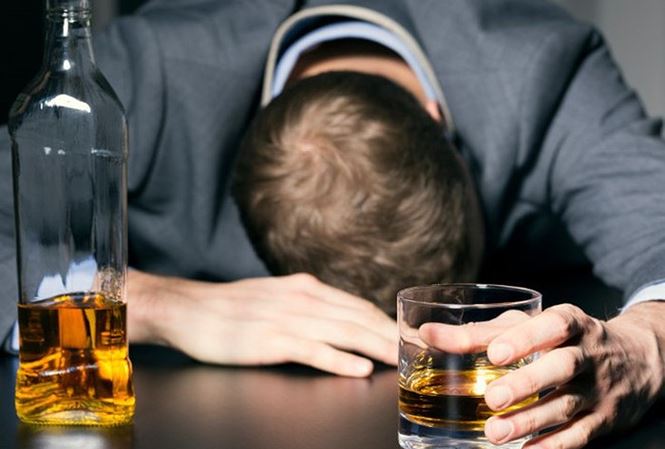 Uống rượu gây đau đầu ra sao?